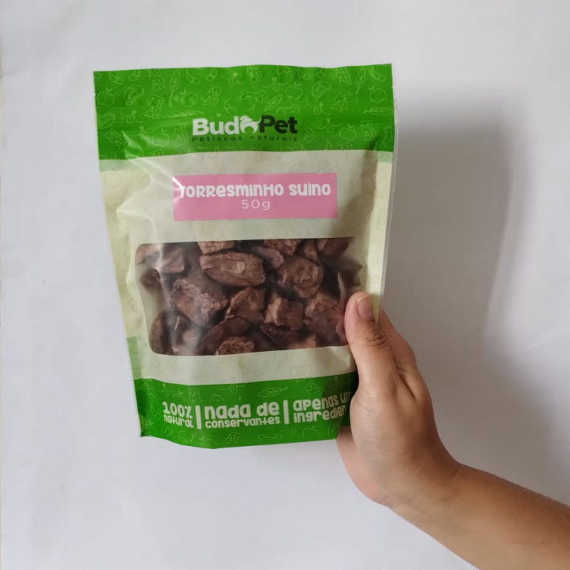Torresminho Suíno 50g - BudoPet | comida pra cachorro | pestisco desidratado | mastigáveis | alimentação natural | comida para adestramento | treino | mordedor | Bandit Pet Store | @bandit.p.store